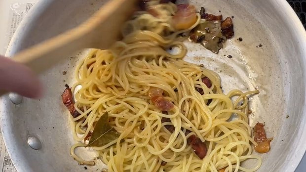 パスタとソースを絡める