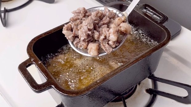 玉ねぎ、牛肉に火を通す