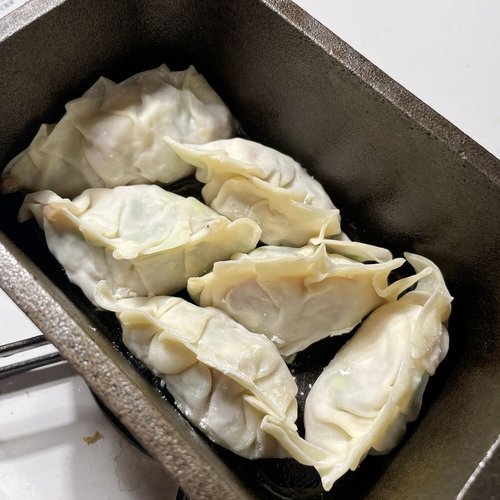 餃子を並べ、焼き色がつくまで焼く