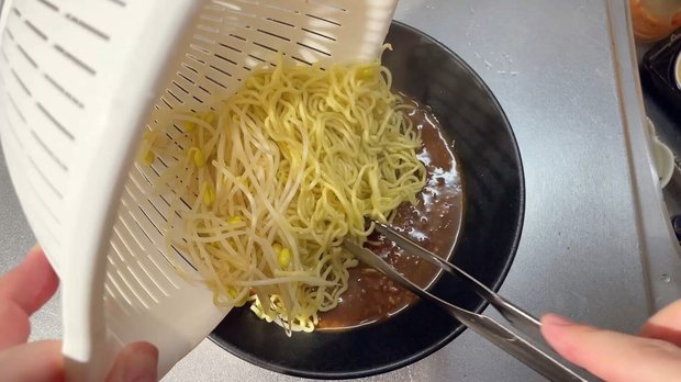 麺ともやしを加える