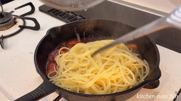 茹で上がったパスタを加える