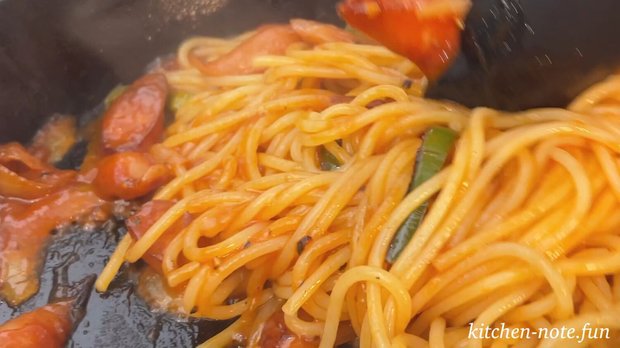 パスタとソースをよく絡める