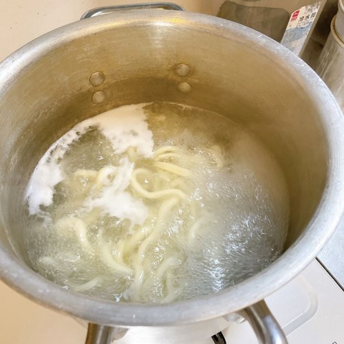 たっぷりのお湯で、麺を茹でる