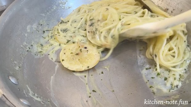 パスタをソースと絡める