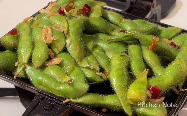 ホットサンドメーカーで作る！ペペロンチーノ風♪枝豆の蒸し焼きの作り方・レシピ