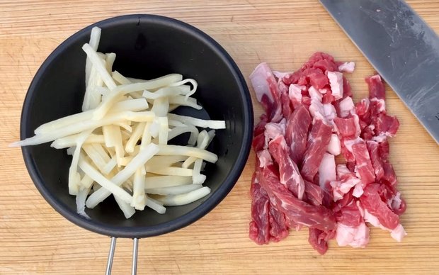 千切りされたタケノコの水煮と牛肉を用意