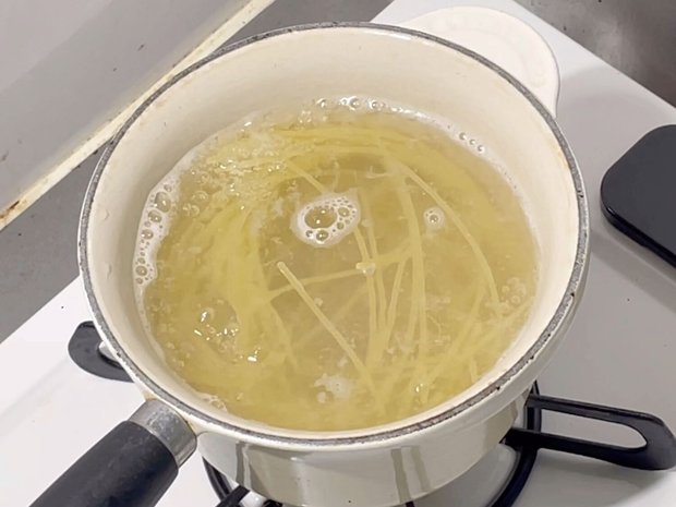 パスタを中火の弱で茹でる