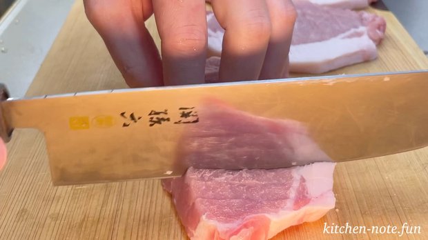 豚肉の表面に切り込みを入れる